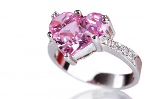 Ring med rosa ädelsten formad som ett hjärta