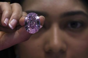 Den rosa diamanten "Pink Star" såld för $83 miljoner - Foto: REUTERS/TYRONE SIU/FILES